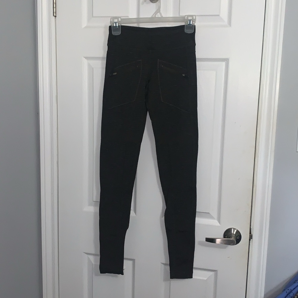 Lululemon leggings with front pockets and ribbed bottoms Sz 6